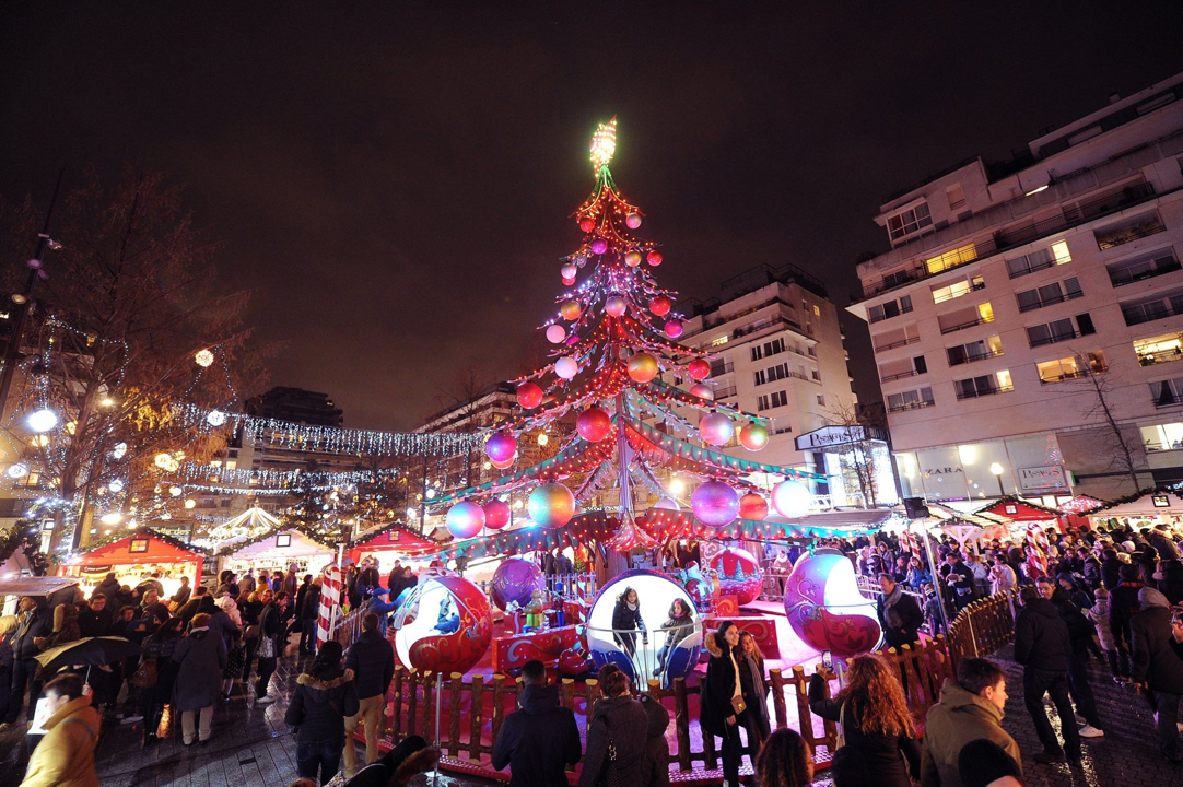 Manège sapin sur le marché de noël de Boulogne Billancourt