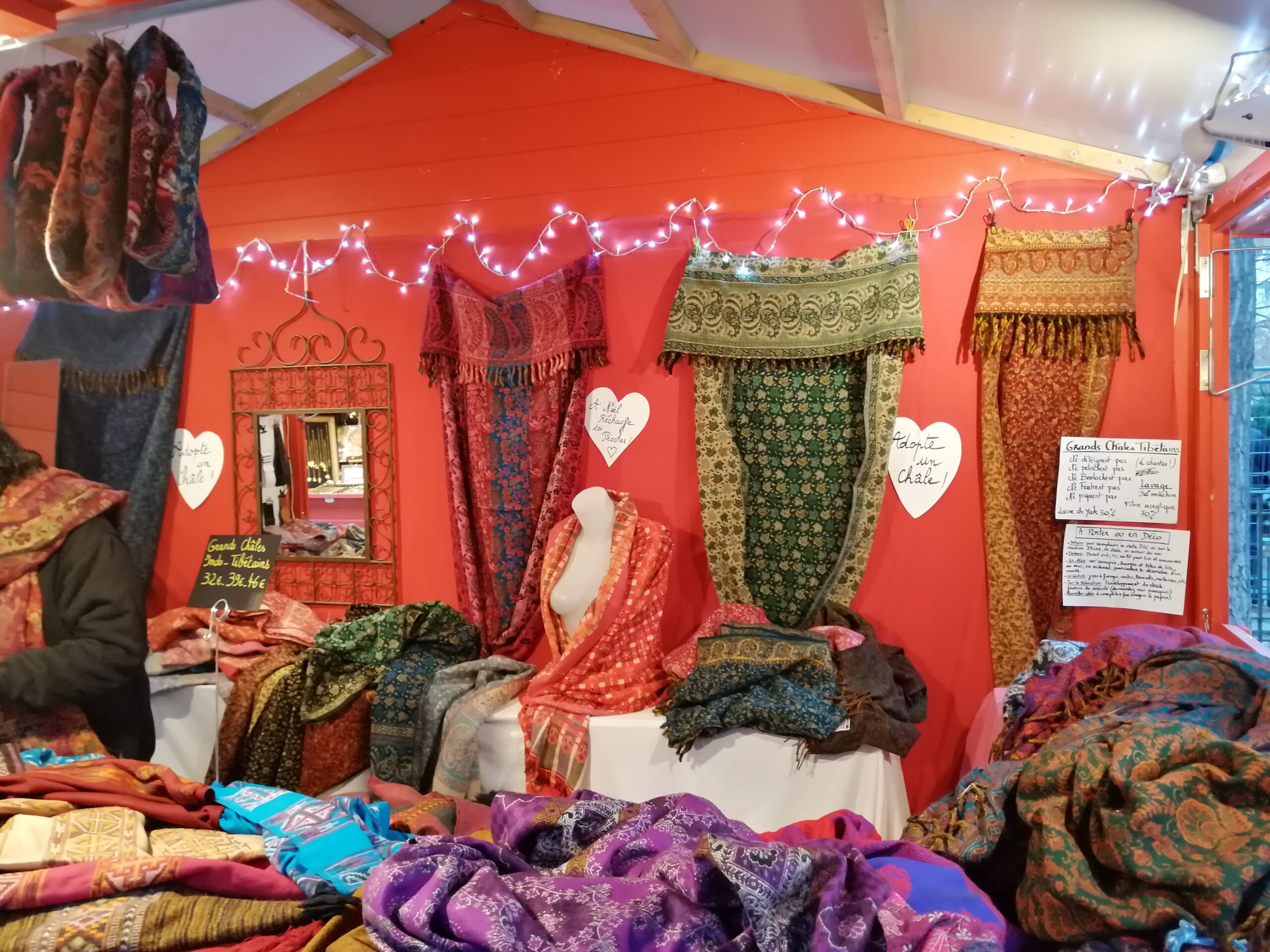 Chalet d'étoles sur le marché de noël de Boulogne-Billancourt