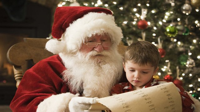 Le Père-Noël avec un petit garçon