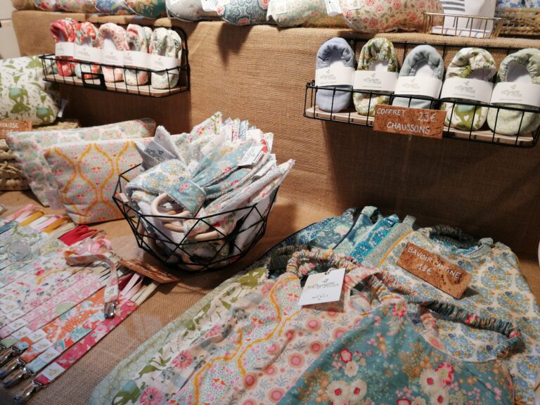 Articles cadeaux artisanaux sur le marche de noel de boulogne-billancourt