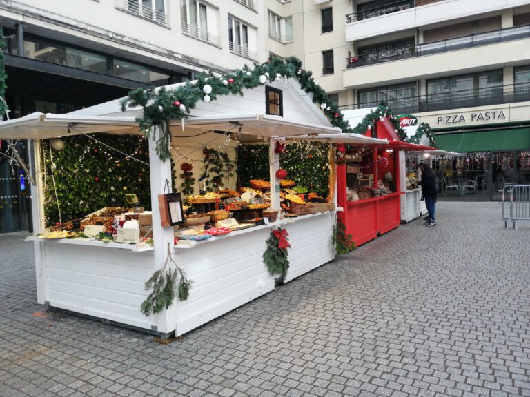 les chalets blancs et rouge sur le marche de noel de boulogne-billancourt