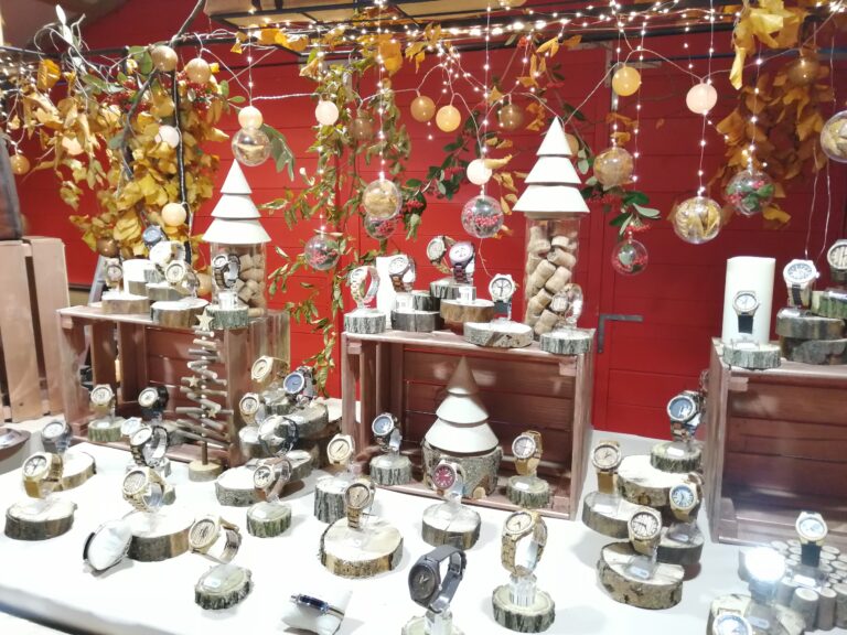 montres en bois au marche de noel de boulogne billancourt