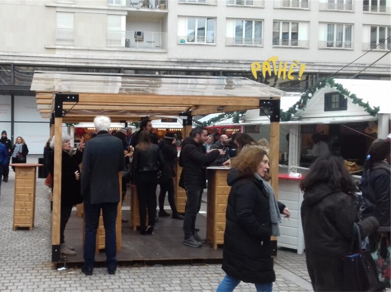 moment conviviale abrité au marche de noel de boulogne-billancourt